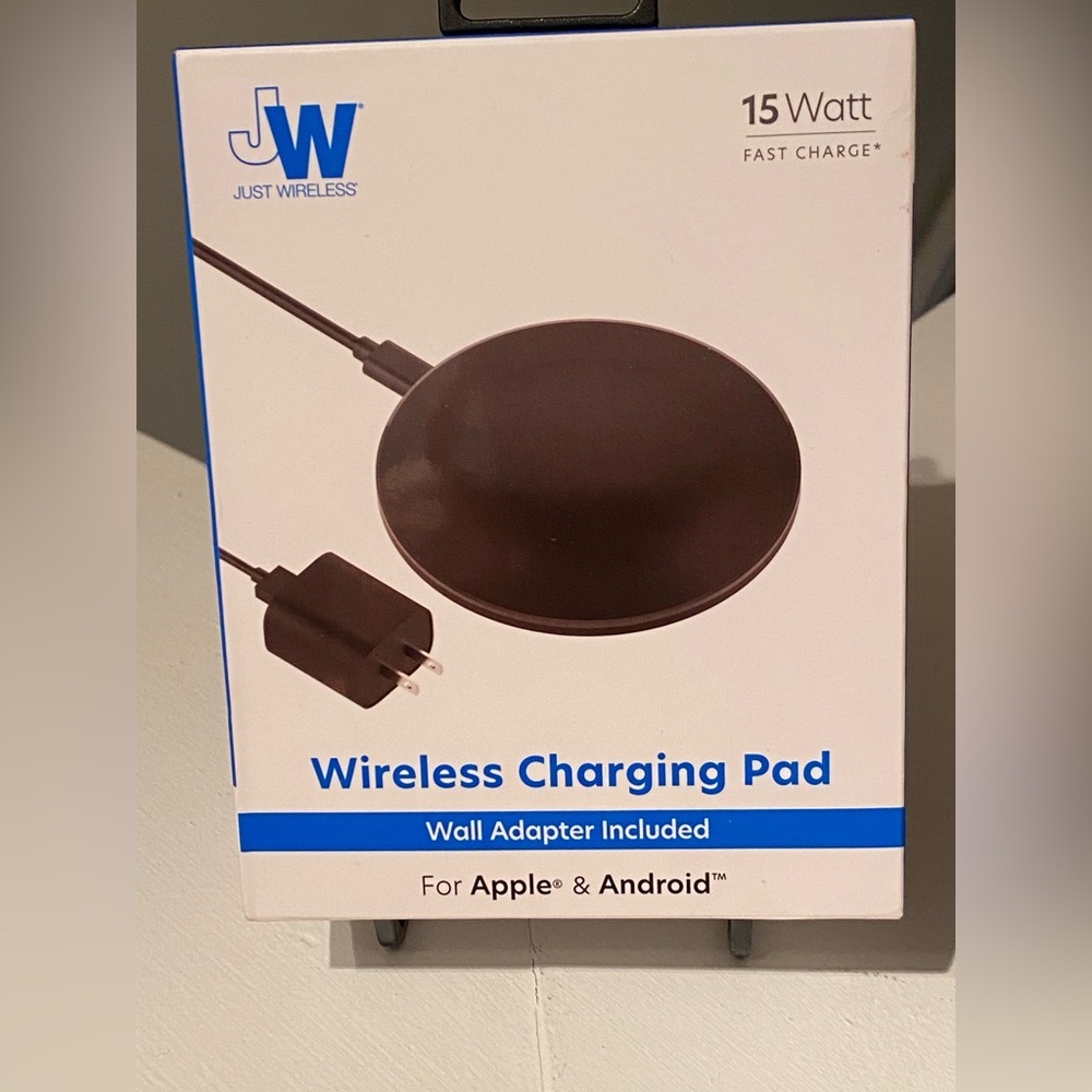Wireless Charging Pad 15W Fast Charge Black New in Box Apple Android